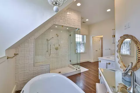 Bath - 1721 Mcmillan St, Cincinnati, OH 45206 photo 1 of 7