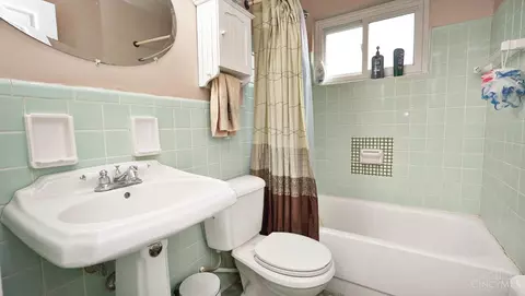 Bath - 586 Covedale Ave, Cincinnati, OH 45238 photo 1 of 3
