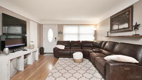 Living - 586 Covedale Ave, Cincinnati, OH 45238 photo 2 of 6