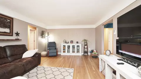 Living - 586 Covedale Ave, Cincinnati, OH 45238 photo 3 of 6