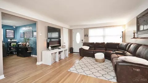 Living - 586 Covedale Ave, Cincinnati, OH 45238 photo 4 of 6
