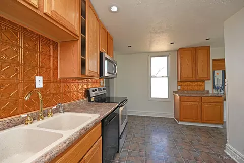 Kitchen - 256 Worth St, Cincinnati, OH 45226 photo 4 of 5