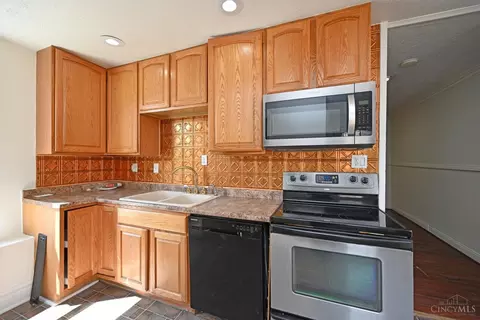 Kitchen - 256 Worth St, Cincinnati, OH 45226 photo 3 of 5