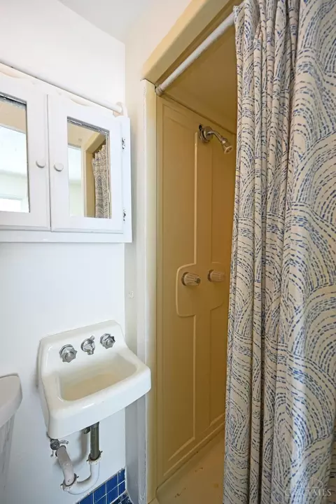 Bath - 256 Worth St, Cincinnati, OH 45226 photo 5 of 5