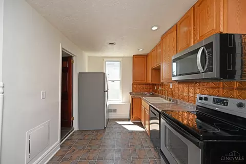 Kitchen - 256 Worth St, Cincinnati, OH 45226 photo 2 of 5