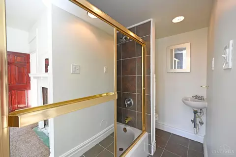 Bath - 256 Worth St, Cincinnati, OH 45226 photo 2 of 5