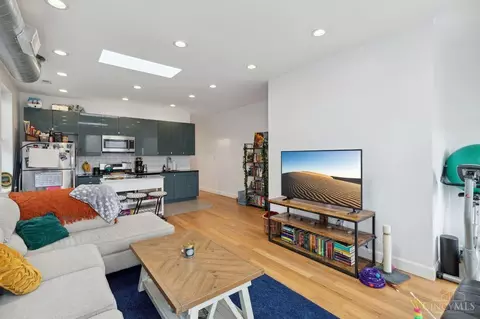 Living - 960 Hatch, Cincinnati, OH 45202 photo 6 of 7