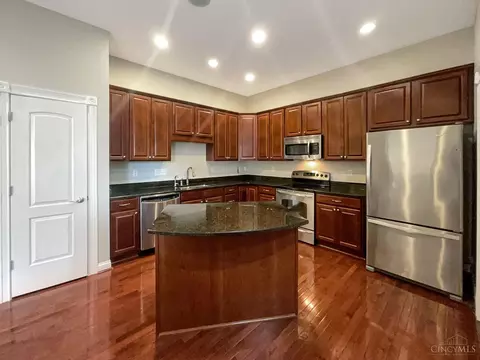 Kitchen - 5792 Springview Cir, Mason, OH 45040 photo 3 of 6