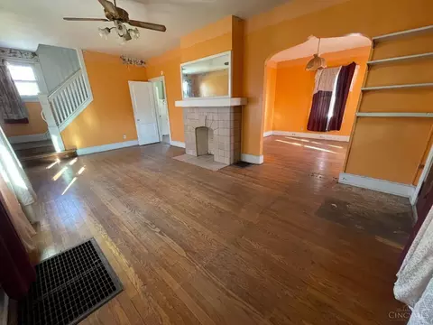 Living - 3917 Weber Pl, Cincinnati, OH 45223 photo 3 of 4