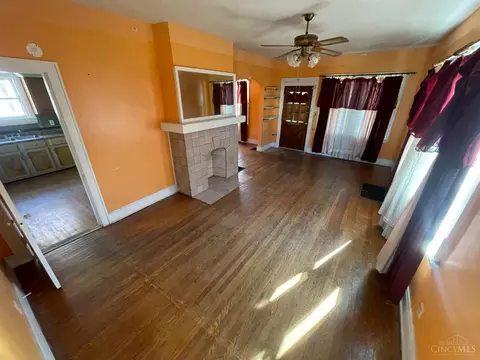 Living - 3917 Weber Pl, Cincinnati, OH 45223 photo 4 of 4