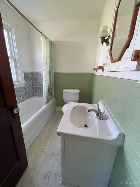 Bath - 3917 Weber Pl, Cincinnati, OH 45223 photo 1 of 1