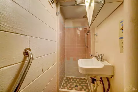 Bath - 1316 Thurnridge Dr, Reading, OH 45215 photo 6 of 7