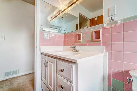Bath - 1316 Thurnridge Dr, Reading, OH 45215 photo 2 of 7