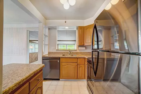 Kitchen - 1316 Thurnridge Dr, Reading, OH 45215 photo 3 of 6