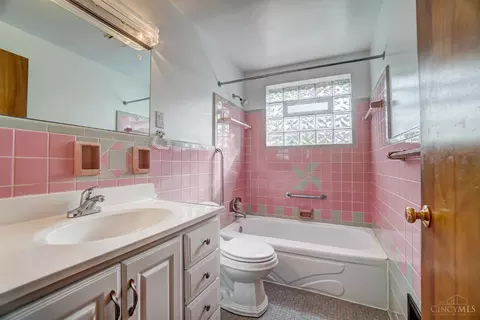 Bath - 1316 Thurnridge Dr, Reading, OH 45215 photo 1 of 7