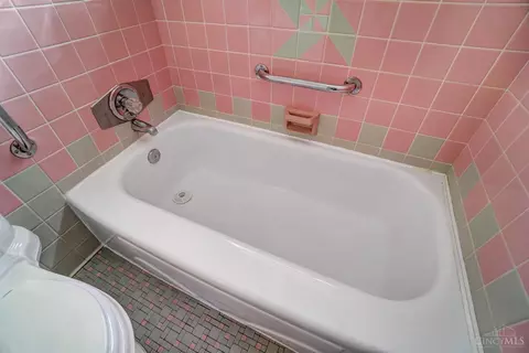 Bath - 1316 Thurnridge Dr, Reading, OH 45215 photo 4 of 7
