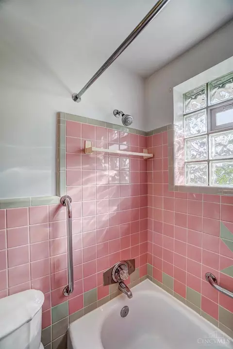 Bath - 1316 Thurnridge Dr, Reading, OH 45215 photo 5 of 7