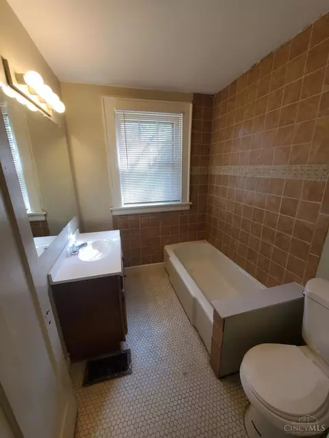 Bath - 1030 Schiff, Cincinnati, OH 45205 photo 1 of 10