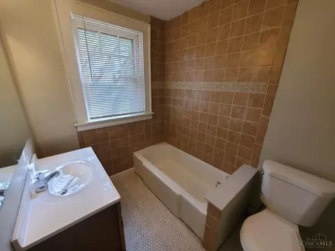 Bath - 1030 Schiff, Cincinnati, OH 45205 photo 3 of 10