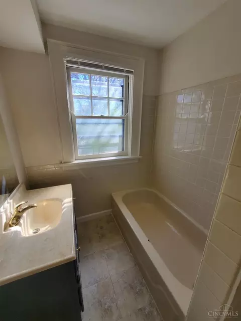 Bath - 1030 Schiff, Cincinnati, OH 45205 photo 6 of 10