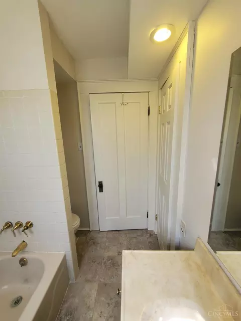 Bath - 1030 Schiff, Cincinnati, OH 45205 photo 5 of 10