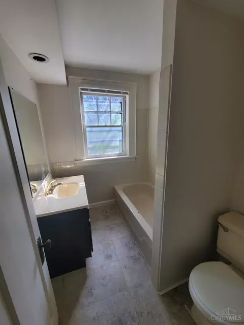 Bath - 1030 Schiff, Cincinnati, OH 45205 photo 4 of 10