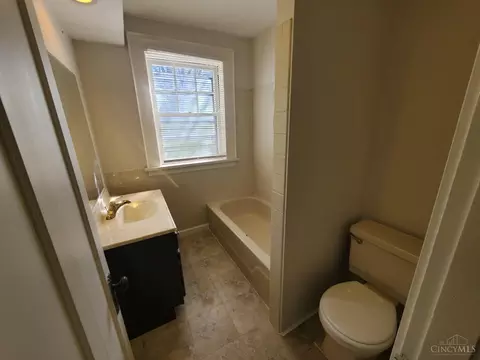 Bath - 1030 Schiff, Cincinnati, OH 45205 photo 9 of 10