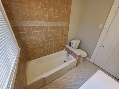 Bath - 1030 Schiff, Cincinnati, OH 45205 photo 2 of 10