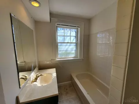 Bath - 1030 Schiff, Cincinnati, OH 45205 photo 7 of 10