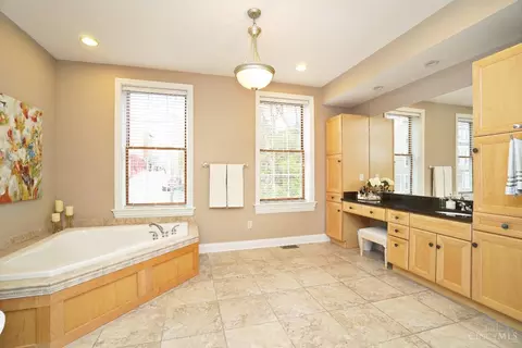 Bath - 1119 Wareham Dr, Cincinnati, OH 45202 photo 4 of 6