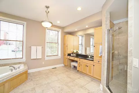Bath - 1119 Wareham Dr, Cincinnati, OH 45202 photo 3 of 6