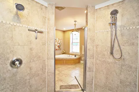 Bath - 1119 Wareham Dr, Cincinnati, OH 45202 photo 6 of 6