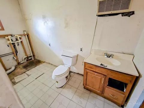 Bath - 7420 Brock Dr, Blanchester, OH 45107 photo 1 of 4