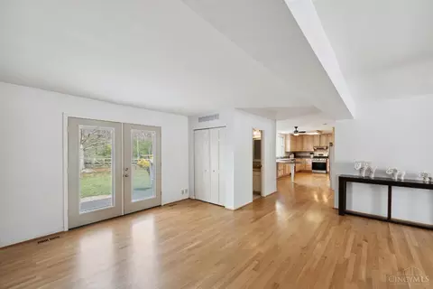 Living - 580 Chicory Ln, Cincinnati, OH 45244 photo 5 of 8