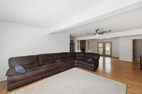 Living - 580 Chicory Ln, Cincinnati, OH 45244 photo 3 of 8