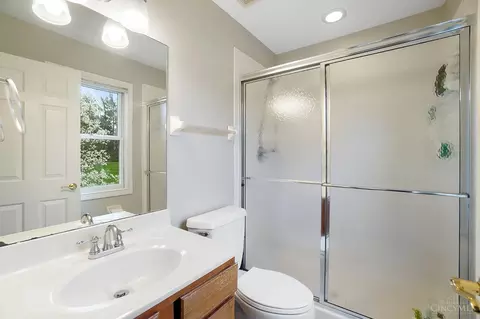 Bath - 8165 Startinggate Ln, Cincinnati, OH 45249 photo 10 of 11