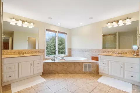 Bath - 8165 Startinggate Ln, Cincinnati, OH 45249 photo 2 of 11