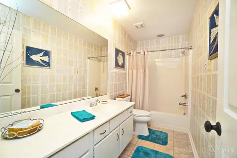 Bath - 1223 Chevington Ct, Centerville, OH 45459 photo 2 of 5
