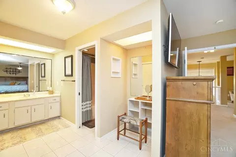 Bath - 1223 Chevington Ct, Centerville, OH 45459 photo 3 of 5
