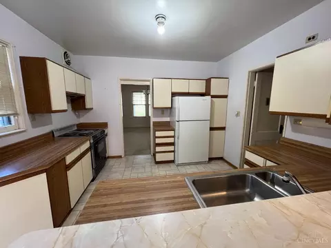 Kitchen - 3637 Ault Park Ave, Cincinnati, OH 45208 photo 6 of 8