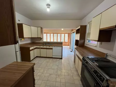 Kitchen - 3637 Ault Park Ave, Cincinnati, OH 45208 photo 4 of 8