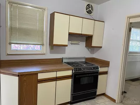 Kitchen - 3637 Ault Park Ave, Cincinnati, OH 45208 photo 3 of 8