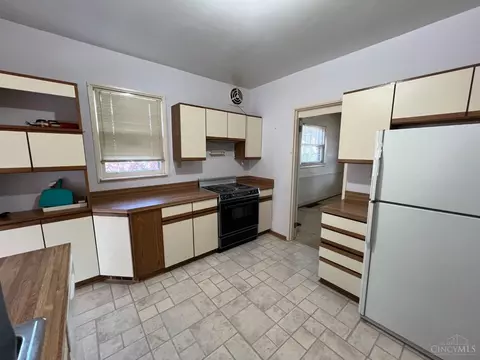 Kitchen - 3637 Ault Park Ave, Cincinnati, OH 45208 photo 2 of 8