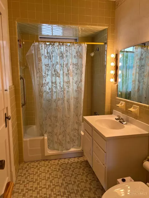 Bath - 3637 Ault Park Ave, Cincinnati, OH 45208 photo 3 of 3