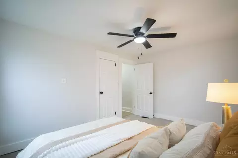 Bedroom - 4407 Whetsel Ave, Cincinnati, OH 45227 photo 4 of 8