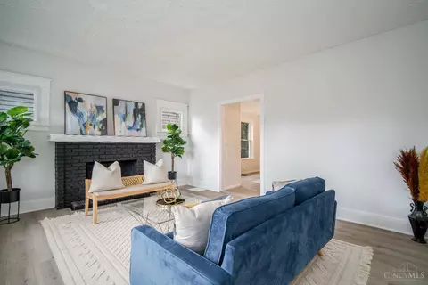 Living - 4407 Whetsel Ave, Cincinnati, OH 45227 photo 1 of 2