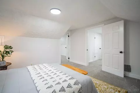 Bedroom - 4407 Whetsel Ave, Cincinnati, OH 45227 photo 6 of 8