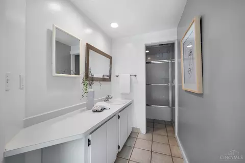 Bath - 1041 St Gregory St #4, Cincinnati, OH 45202 photo 1 of 2