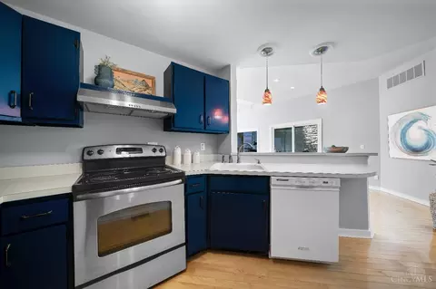 Kitchen - 1041 St Gregory St #4, Cincinnati, OH 45202 photo 4 of 5