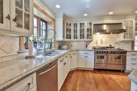 Kitchen - 4450 Miami Rd, Cincinnati, OH 45243 photo 3 of 5